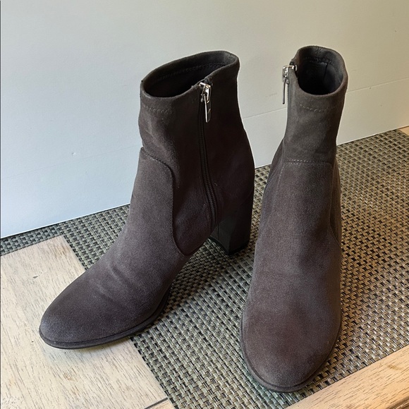 Barely worn MARC FiSHER Dark Grey Faux Suede Ankle Boot - Picture 1 of 8